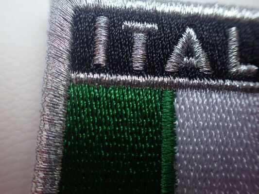 برچسب لباس با لوگو 3D برای استفاده در لباس