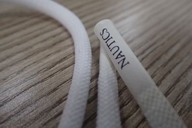 کابل پلی استر غیر الاستیک آرم سفارشی با انتهای سیلیکون برای لباس Hoodie