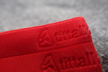 باند بافته شده با لباس قرمز Embossed