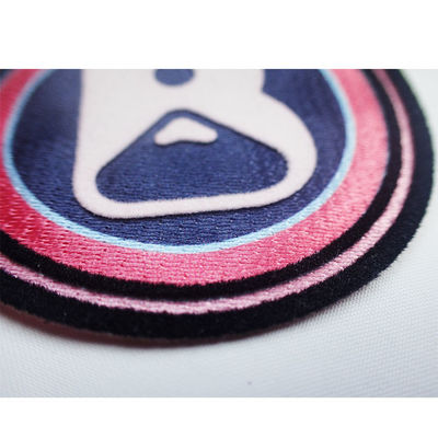 3D Flocking Badge بر روی تکه های پارچه ای برای آرم برجسته Garment Patch اتو / دوخته می شود