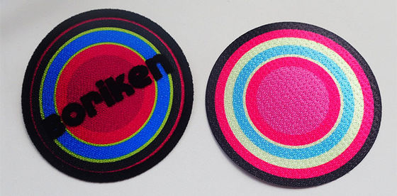 3D Flocking Badge بر روی تکه های پارچه ای برای آرم برجسته Garment Patch اتو / دوخته می شود