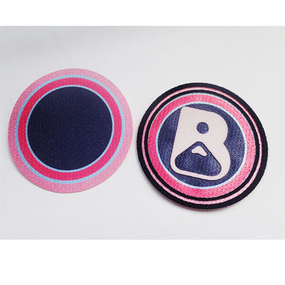 3D Flocking Badge بر روی تکه های پارچه ای برای آرم برجسته Garment Patch اتو / دوخته می شود