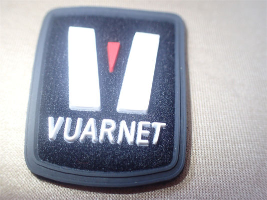 لوگوی سفارشی روی فیبر لیبل لباس سه بعدی OEM Micro Injection Badge