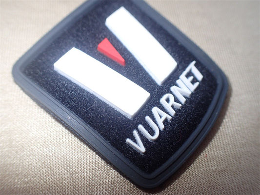 لوگوی سفارشی روی فیبر لیبل لباس سه بعدی OEM Micro Injection Badge